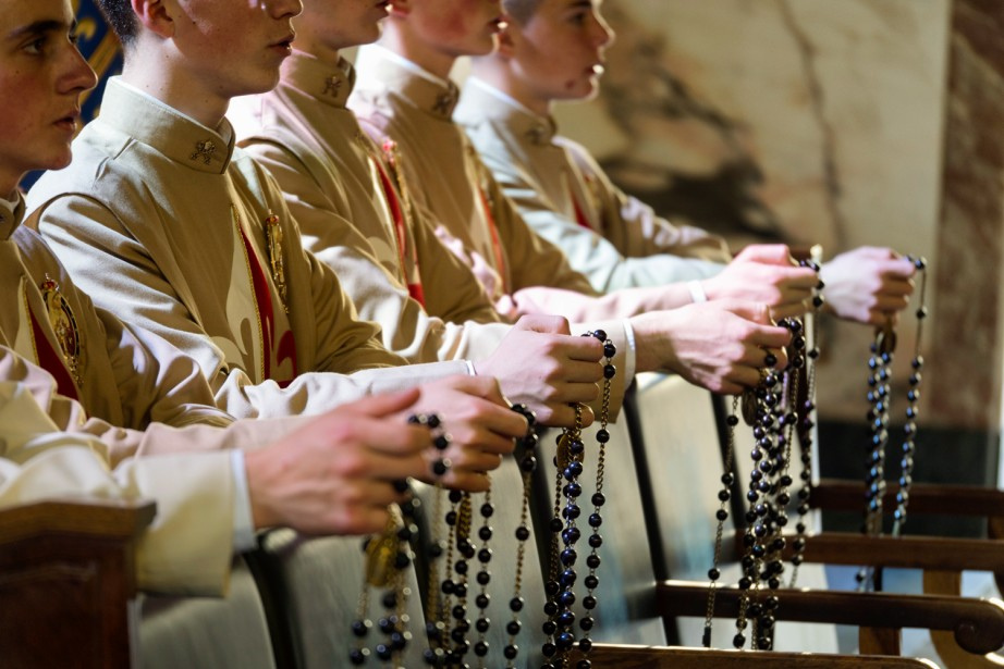 i-seminaristi-pregano-il-santo-rosario-una-delle-intenzioni-pregare-per-i-loro-benefatori
